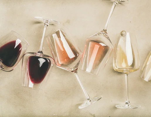 Magasin d'Art de la Table à Auvers sur Oise (95) avec verrerie, assiettes, carafes, théières, tire-bouchons, totu ce qu'i lfaut bien recevoir